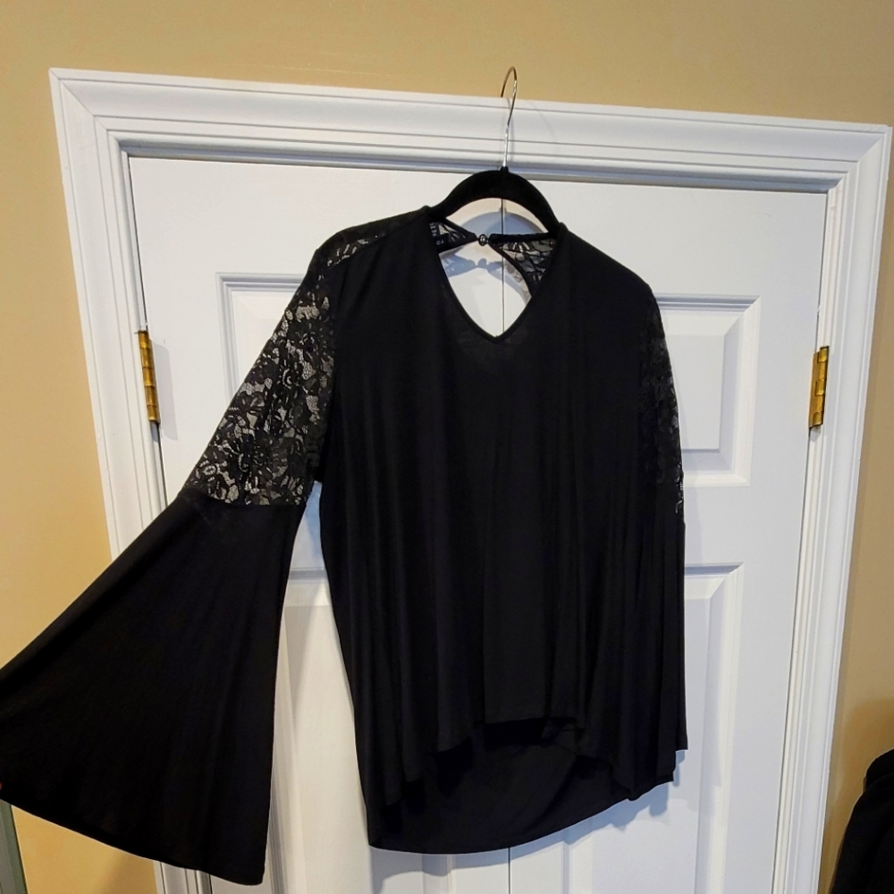Torrid bell sleeve open back Top size 00